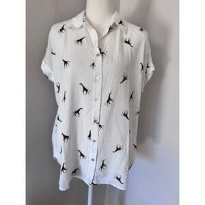 Jane & Delaney Women’s Giraffe Print Button Up Shirt Size M Short Sleeve Blouse